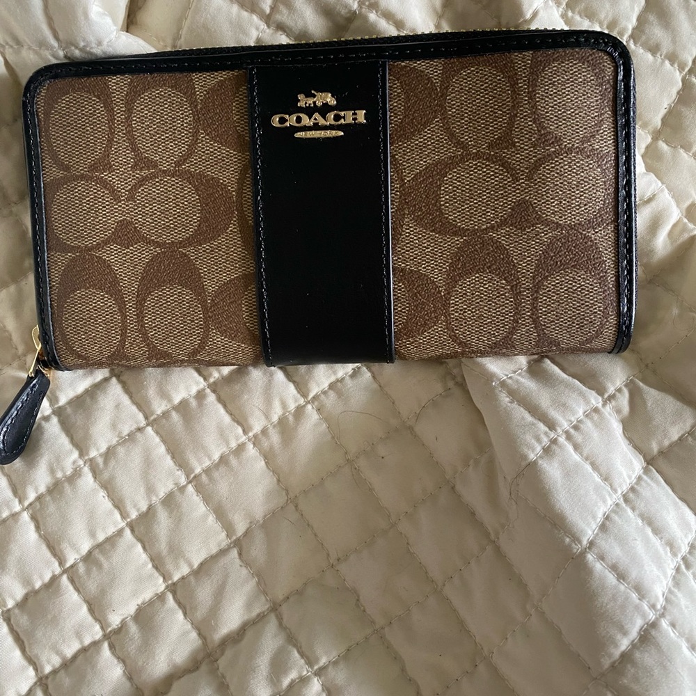 Brand New with Tag Coach Wallet in IM/Khaki/Black